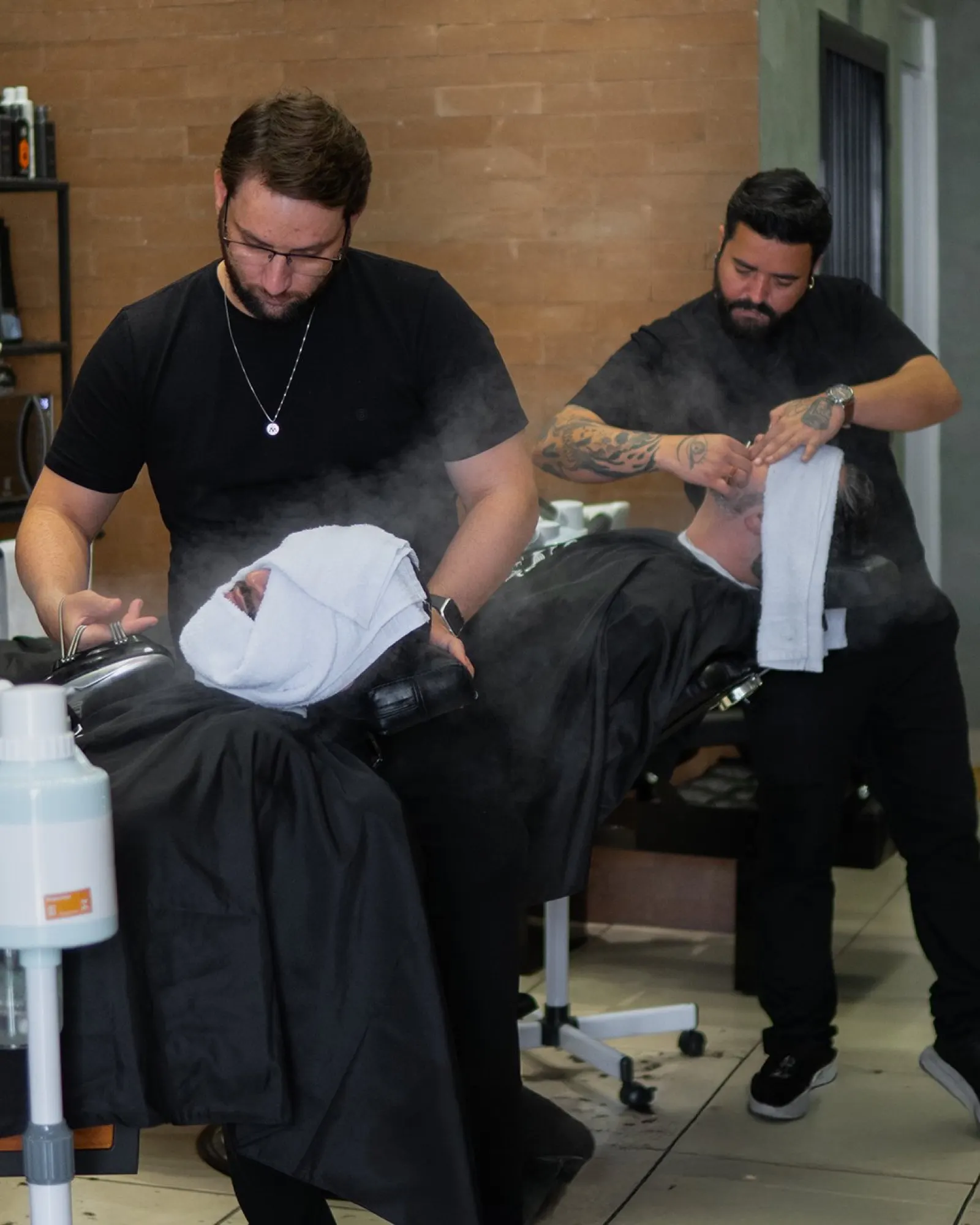 Barbeiros da Tresor atendendo clientes